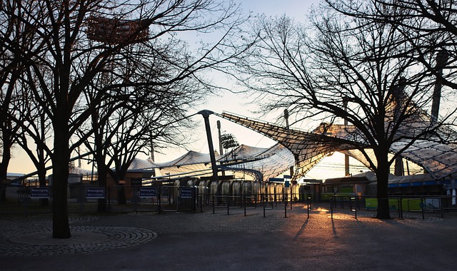 官方：英格兰名哨安东尼-泰勒将执法欧冠第4轮布鲁日vs巴萨